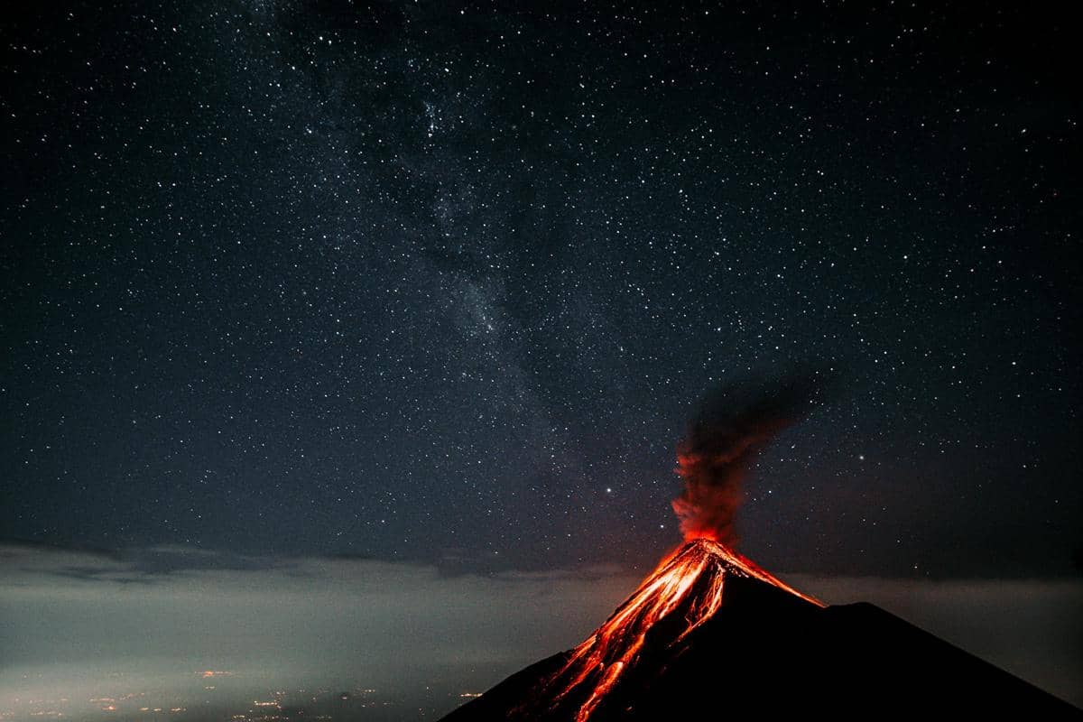 ilustrasi erupsi gunung