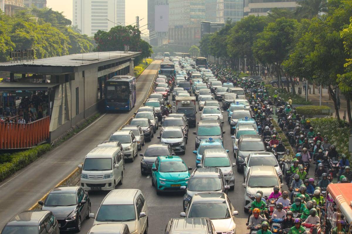 5 Faktor yang Bikin Mobil Jadi Lebih Boros BBM saat Terjebak Kemacetan