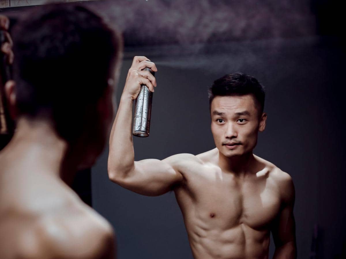 ilustrasi pria memakai hair spray
