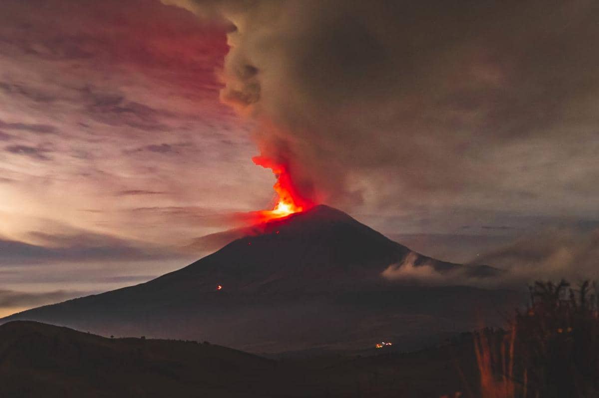 ilustrasi erupsi Gunung Anak Krakatau