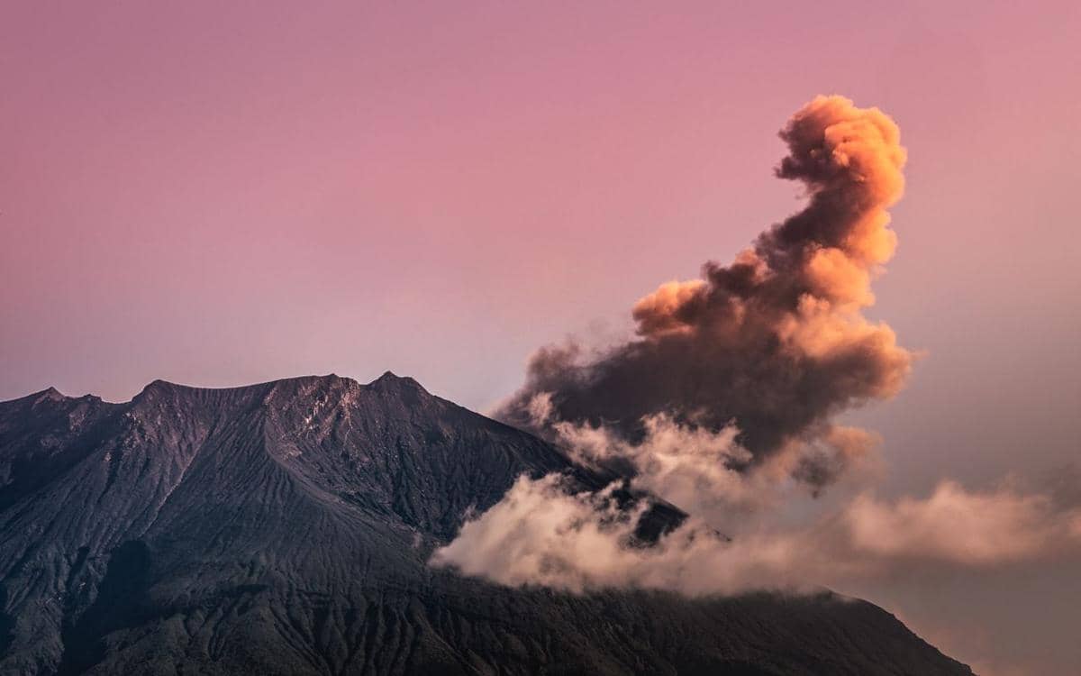 ilustrasi erupsi gunung api