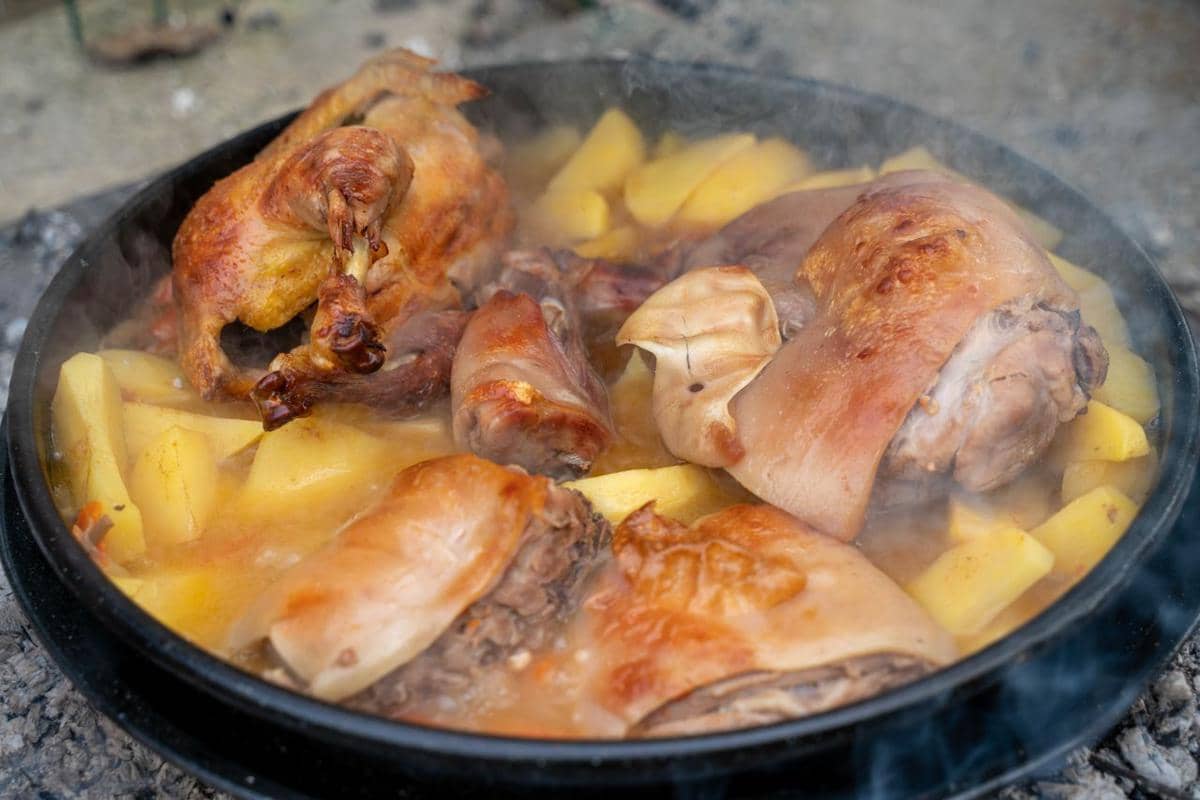 ilustrasi memasak ayam kecap