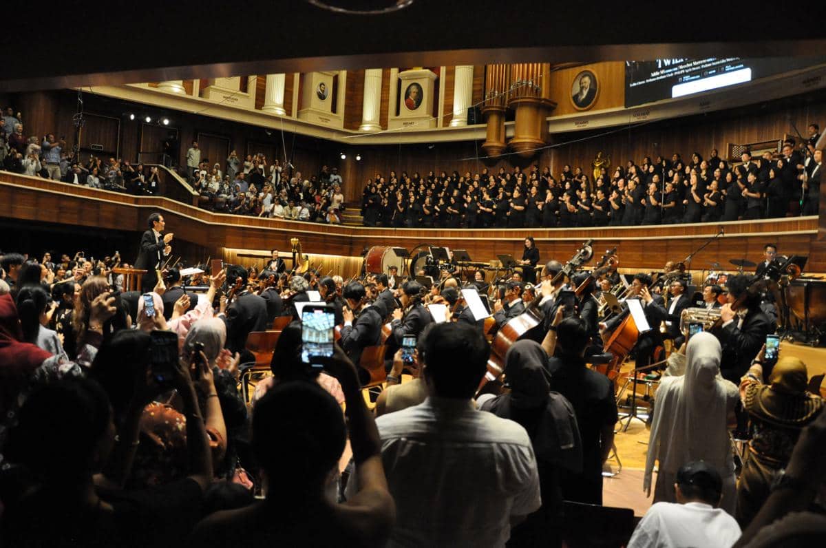 Photo 5 - Addie MS, dirigen, pentas 35 tahun Twilite Orchestra di Aula Simfonia Jakarta, Minggu, 6 September. Fotografi Lassak Imaji-Tagor Lassak (5).JPG.jpeg