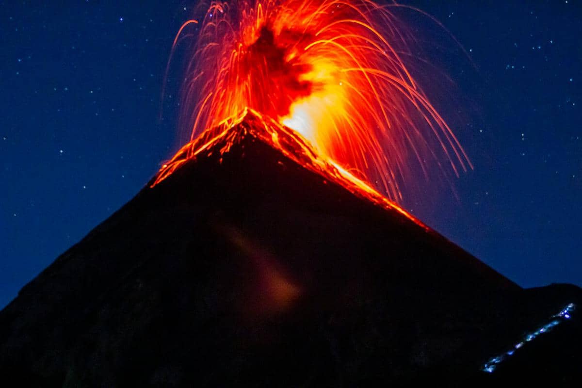 ilustrasi erupsi gunung api