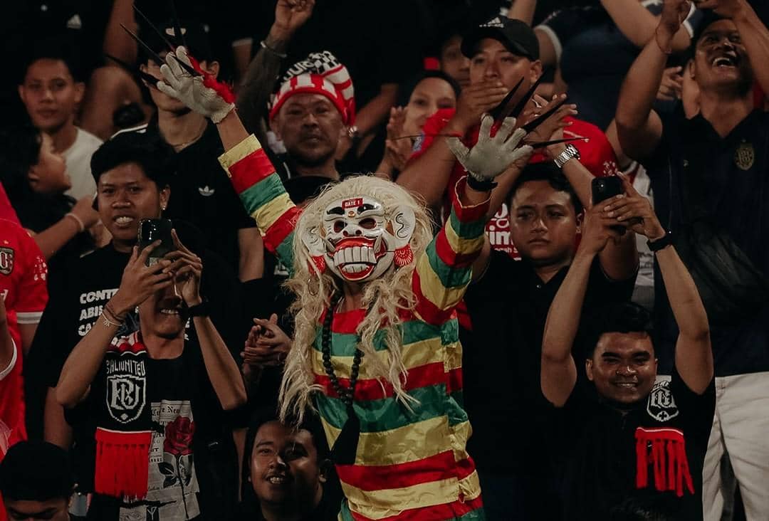 Aksi Semeton Dewata saat mendukung Bali United menghadapi PSS Sleman. 