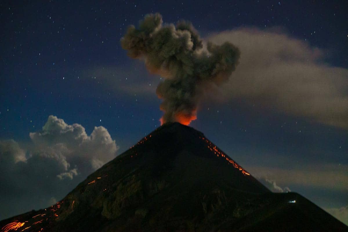ilustrasi erupsi gunung api