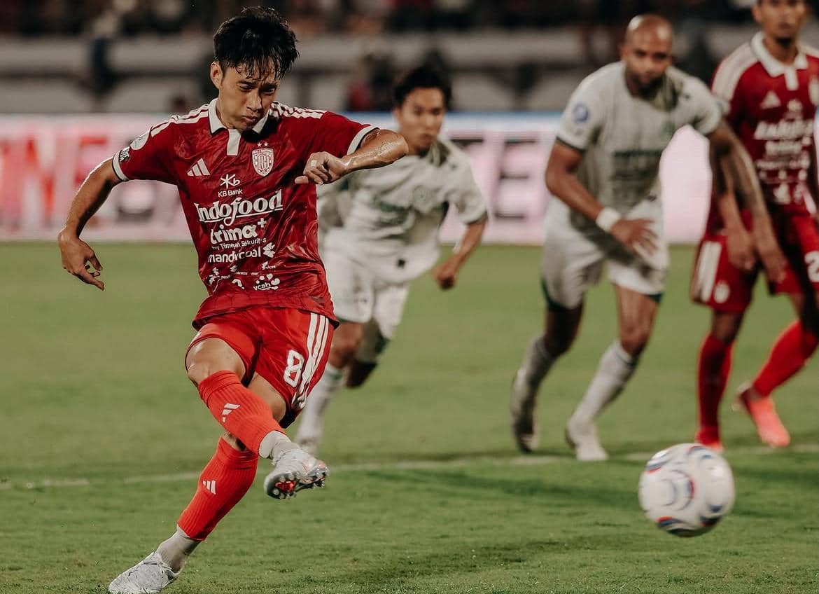 Teppei Yachida saat mengeksekusi tendangan penalti.