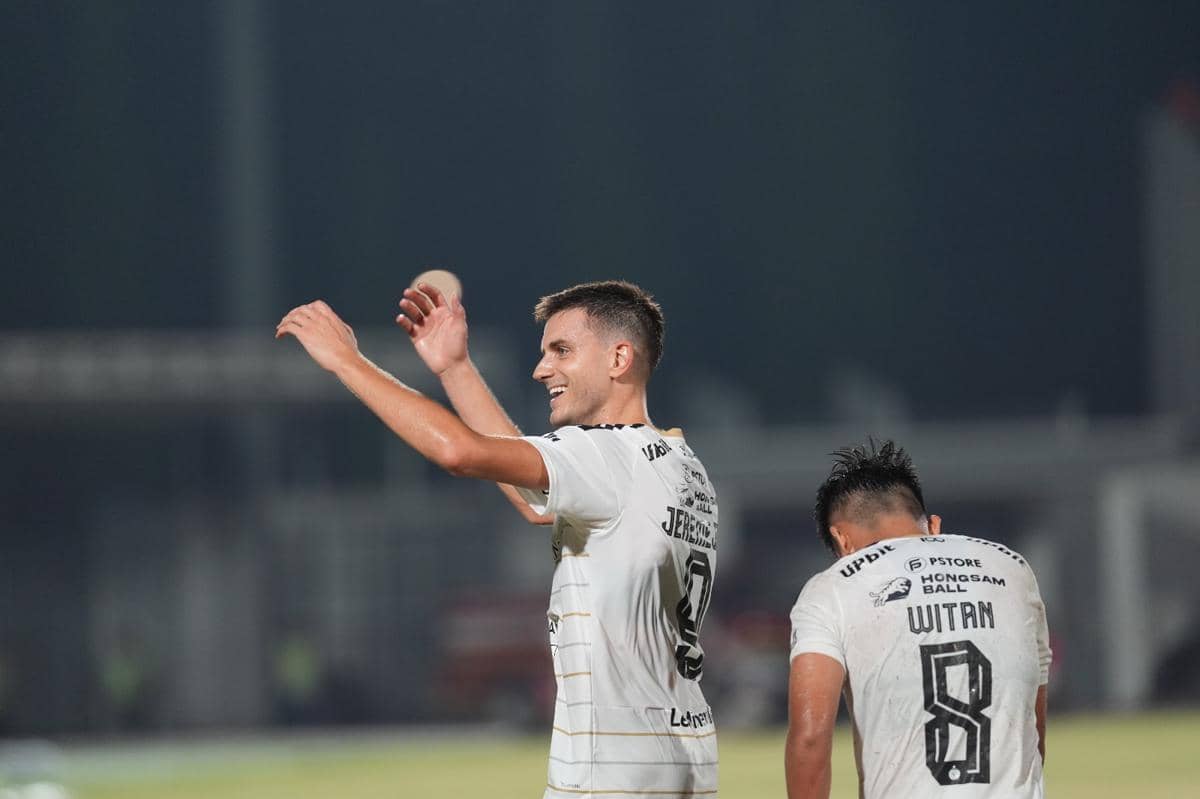 Para pemain Persija dan Borneo FC bertanding di lapangan hijau dalam laga Super League musim 2026/27.
