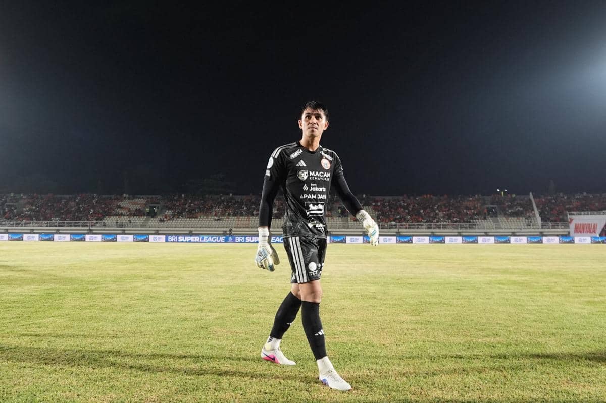 Para pemain Persija dan Borneo FC berduel memperebutkan bola dalam laga Super League musim 2026/27.