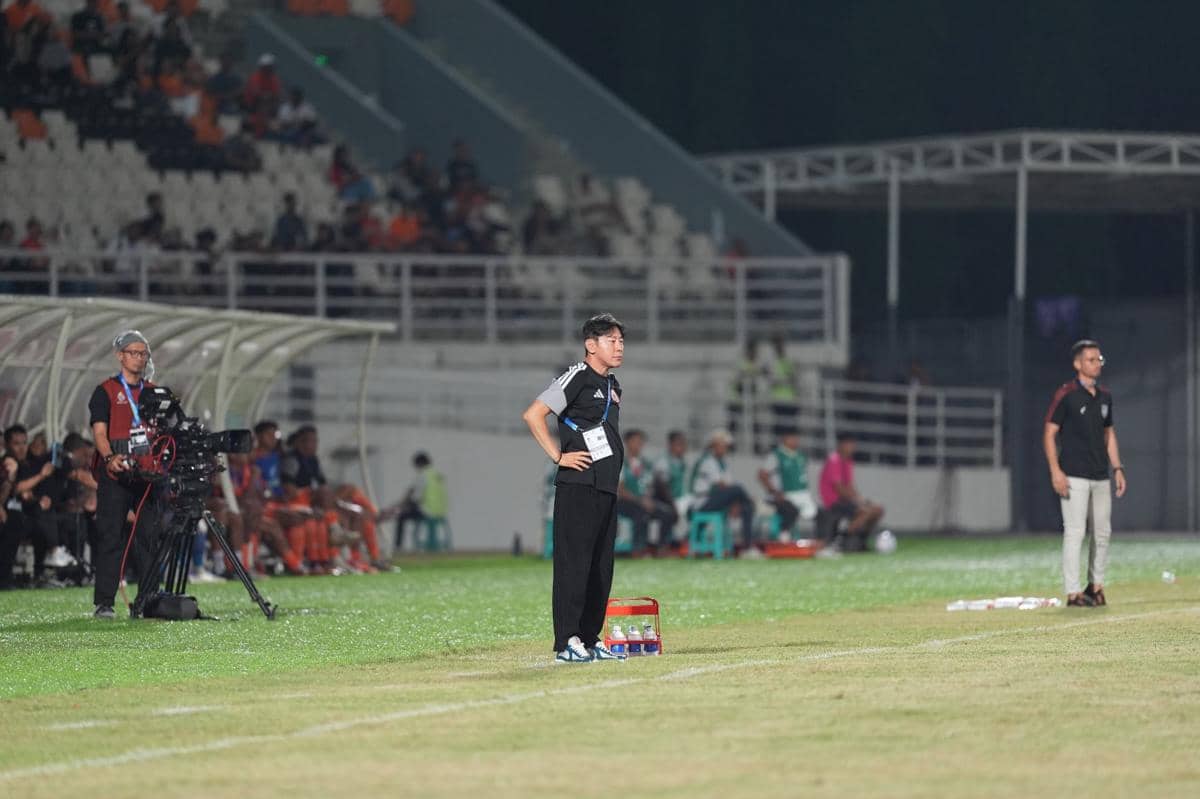 Para pemain Persija Jakarta dan Borneo FC bertanding di lapangan dalam Super League musim 2026/27.