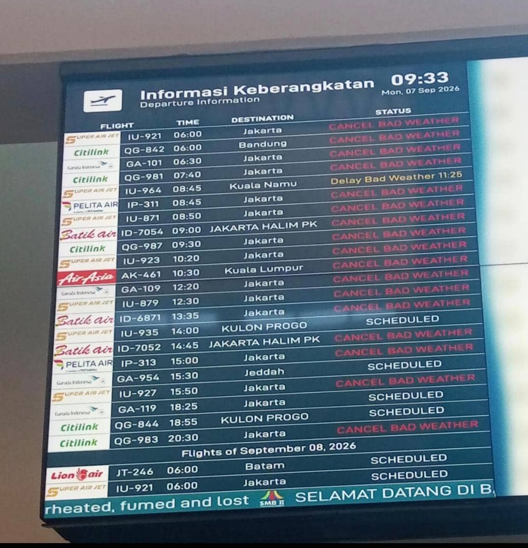 Layar jadwal penerbangan menampilkan pembatalan rute Palembang-Jakarta akibat sebaran abu vulkanik Gunung Anak Krakatau.