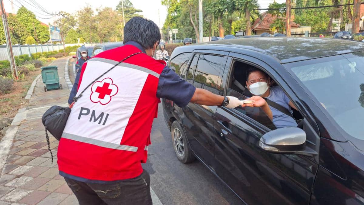 PMI Salurkan Masker untuk Warga Terdampak Bencana Erupsi Abu Vulkanik Gunung Anak Krakatau (GAM). 