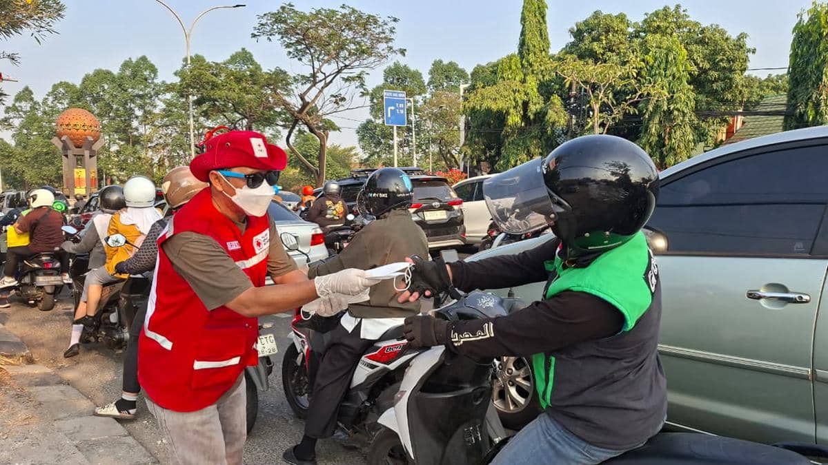 PMI Salurkan Masker untuk Warga Terdampak Bencana Erupsi Abu Vulkanik Gunung Anak Krakatau (GAM).