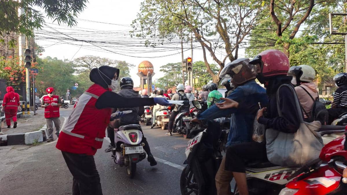 PMI Salurkan Masker untuk Warga Terdampak Bencana Erupsi Abu Vulkanik Gunung Anak Krakatau (GAM).