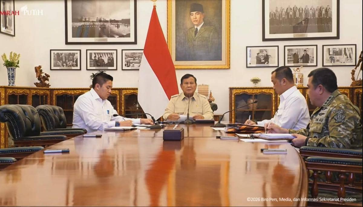 Presiden Prabowo Subianto gelar rapat terbatas mengenai penanganan bencana yang ada di Indonesia.