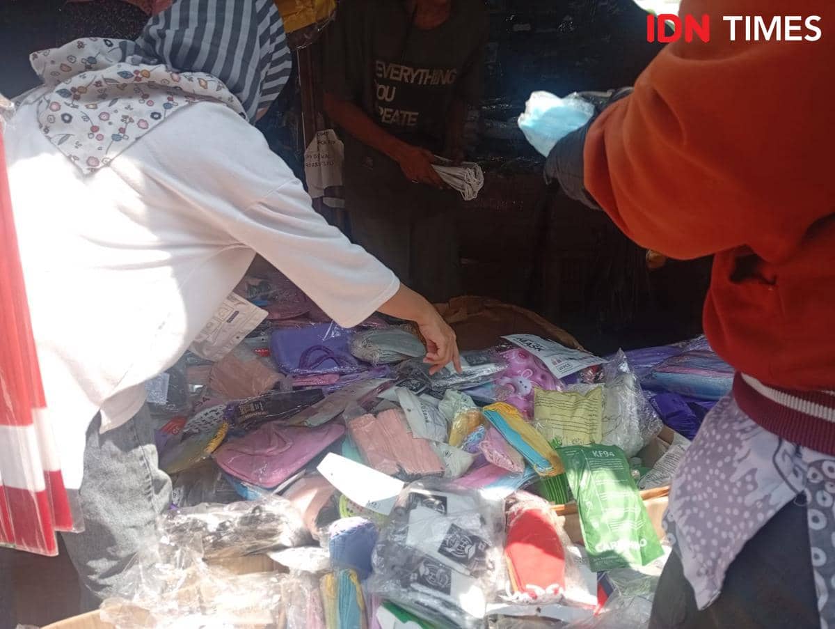 Warga menyerbu pedagang masker di Pasar Esemka efek dari abu Gunung Anak Krakatau, Senin (7/9/2026).