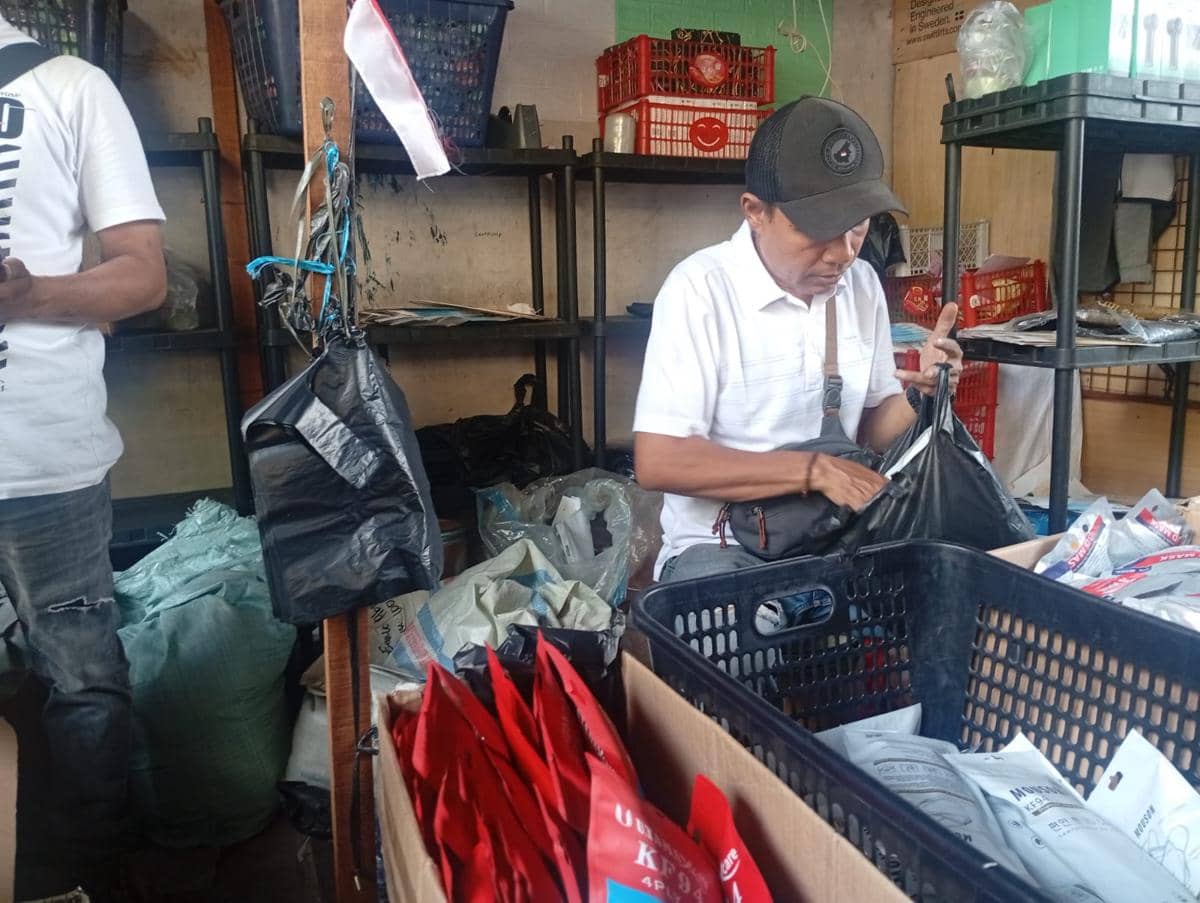 Warga menyerbu pedagang masker di Pasar Esemka efek dari abu Gunung Anak Krakatau, Senin (7/9/2026). 