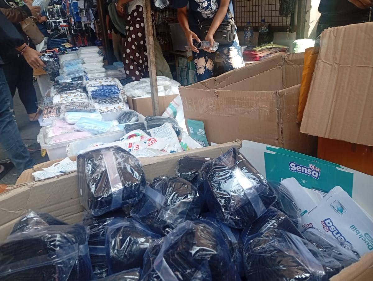 Warga menyerbu pedagang masker di Pasar Esemka efek dari abu Gunung Anak Krakatau, Senin (7/9/2026).