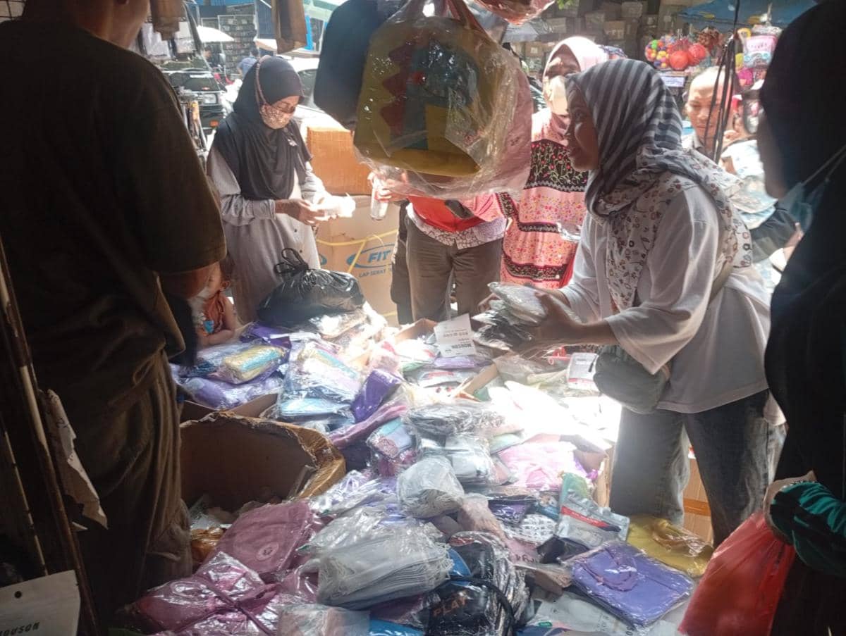 Warga Berburu Masker di Pasar Esemka, Harga Naik 2 hingga 3 Kali Lipat