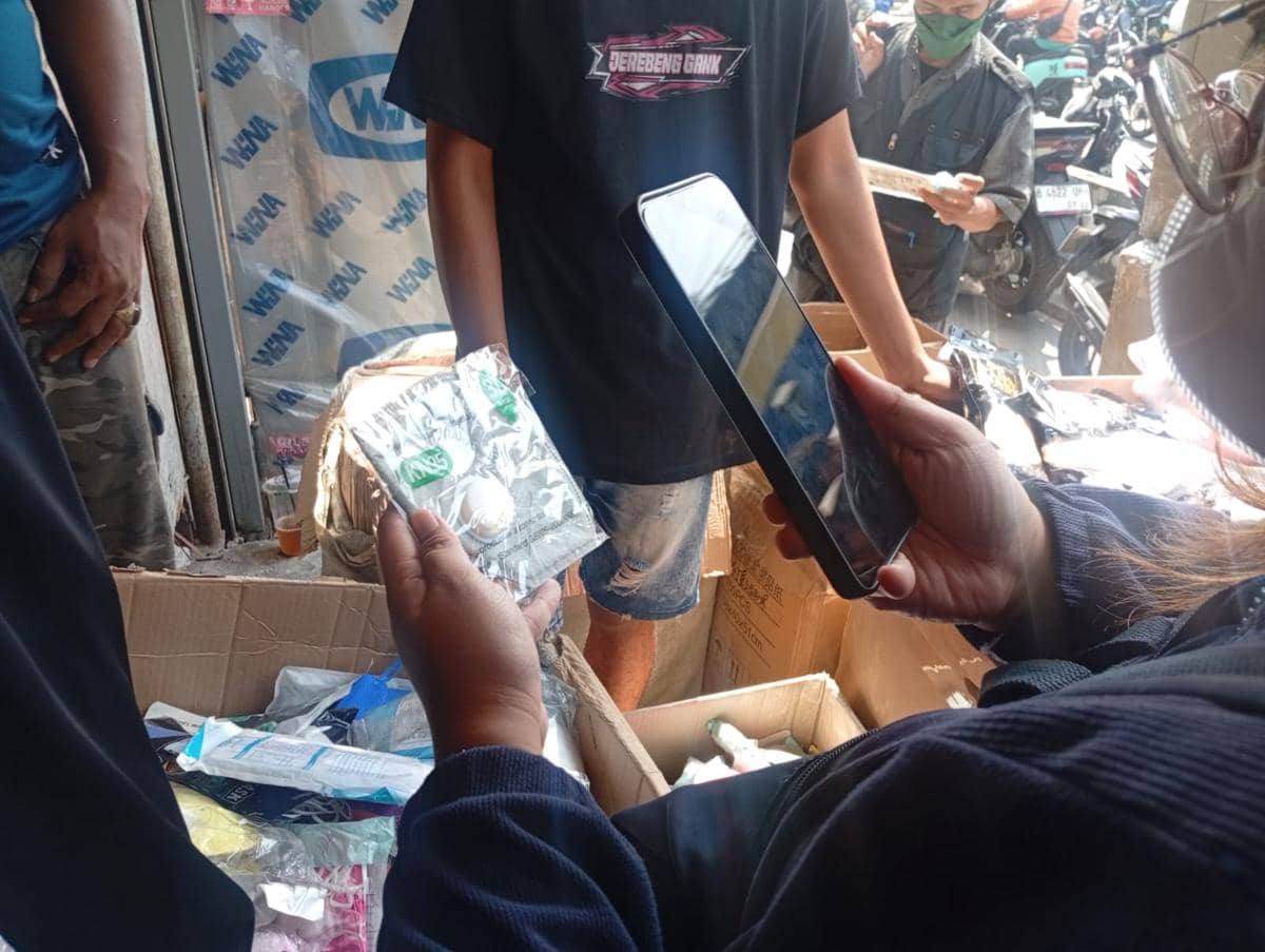 Warga menyerbu pedagang masker di Pasar Esemka efek dari abu Gunung Anak Krakatau, Senin (7/9/2026). 