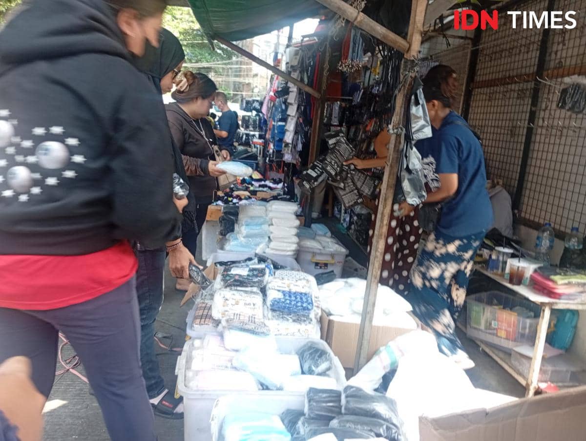 Warga menyerbu pedagang masker di Pasar Esemka efek dari abu Gunung Anak Krakatau, Senin (7/9/2026). (IDN Times/Dini Suciatiningrum)