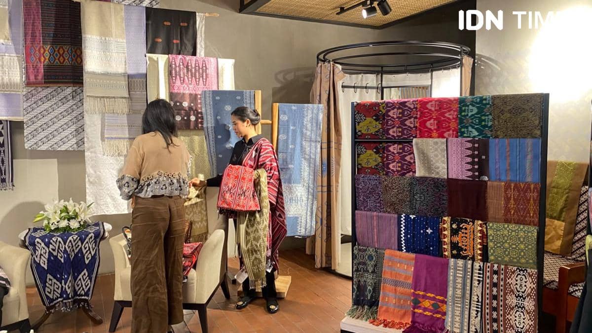 Busana siluet rancangan Wilsen Willim menginterpretasikan wastra dalam koleksi Made to Order dengan tampilan kontemporer.
