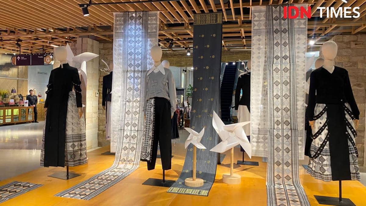 Koleksi fashion karya Wilsen Willim menampilkan busana berbahan kain tenun dengan sentuhan desain modern.