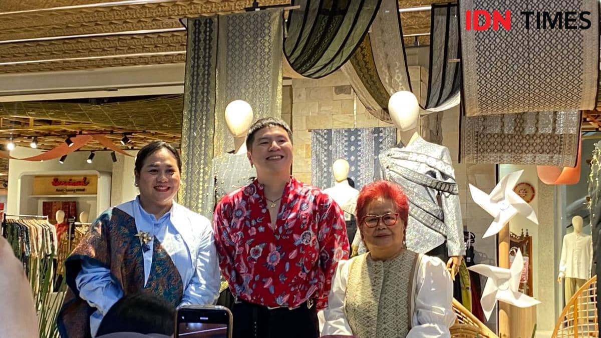 Raisha Syarfuan, Wilsen Willim, dan Sjamsidar Isa berfoto bersama dalam sebuah acara Cita Tenun Indonesia.