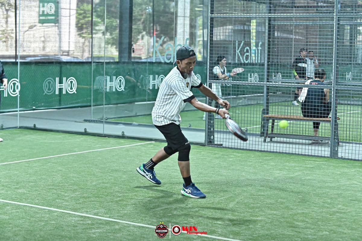 Sejumlah alumni Fakultas Hukum Trisakti angkatan 1999 berpose bersama usai kegiatan Ngedadak Padel di lapangan.