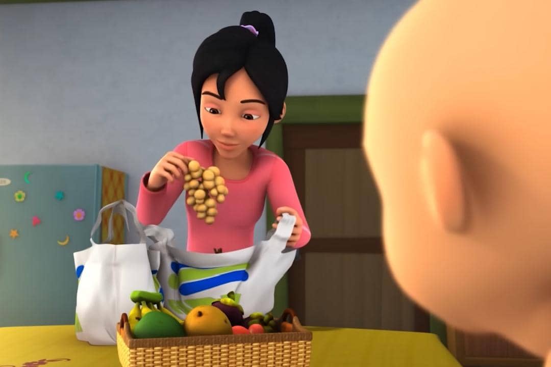 Kak Ros mengeluarkan buah-buahan lokal dari keresek ke wadah