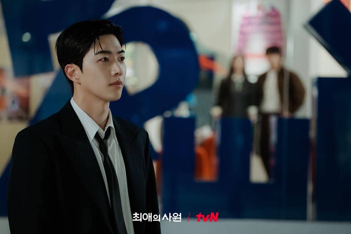 Still cut promosi drama Korea My Bias, My Boss yang diunggah oleh akun CJnDrama di platform X sebagai materi publikasi.