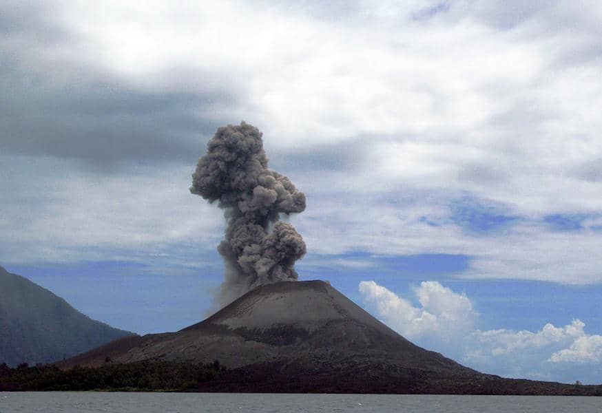 Gunung Anak Krakatau di Selat Sunda antara Jawa dan Sumatra di Indonesia.