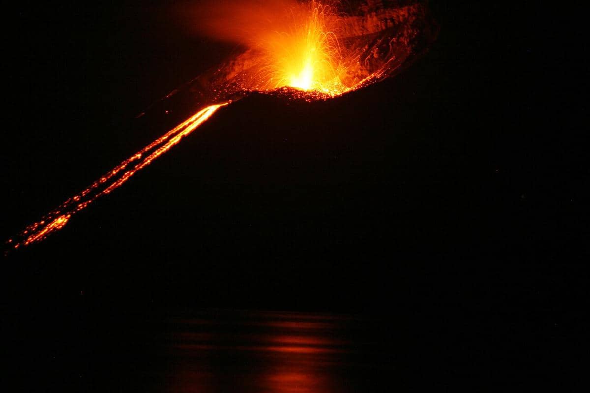 Erupsi Gunung Anak Krakatau.