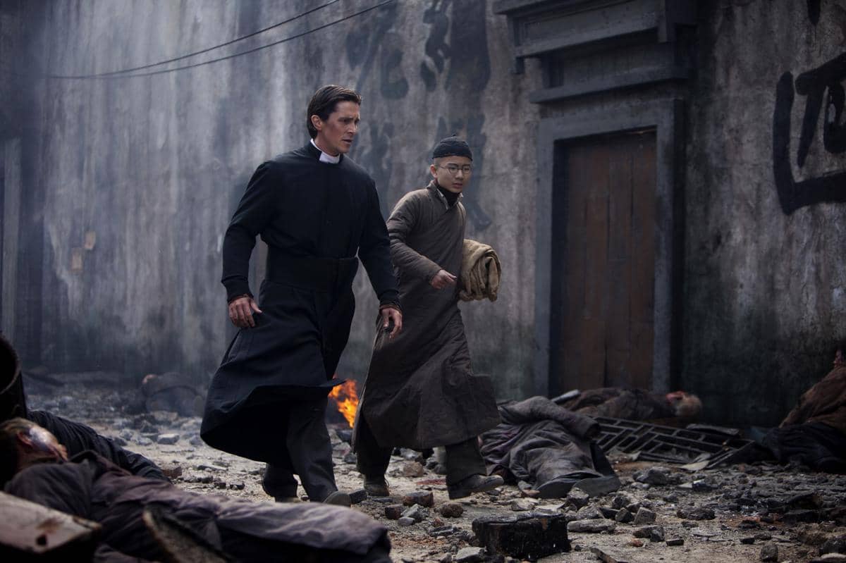 Christian Bale (kiri) dalam film The Flowers of War
