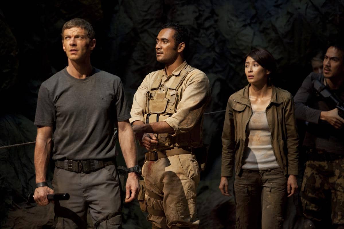 Sam Hazeldine (paling kiri) dalam film Dead Mine