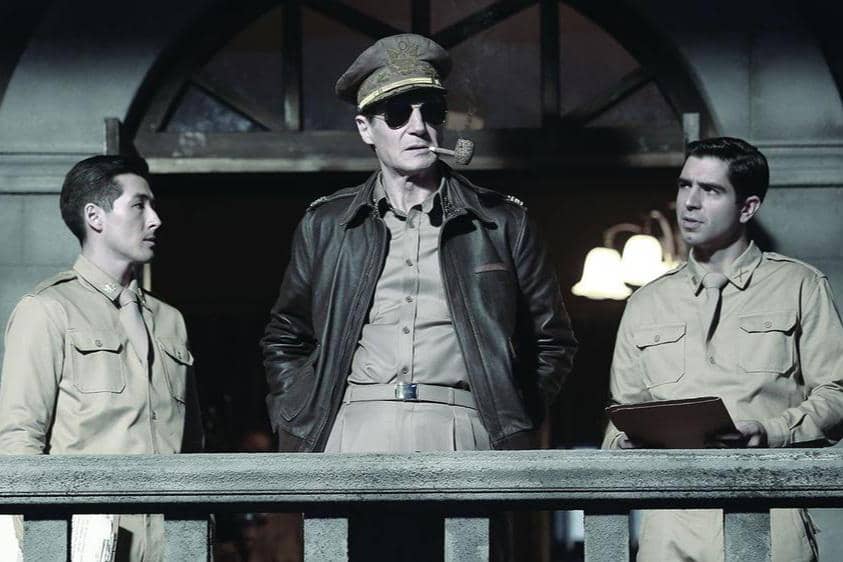 Liam Neeson (tengah) dalam film Operation Chromite