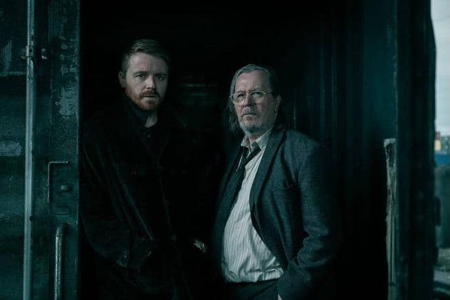 Jack Lowden dan Gary Oldman berpose bersama dalam potret yang dibagikan melalui akun Instagram Jack Lowden.
