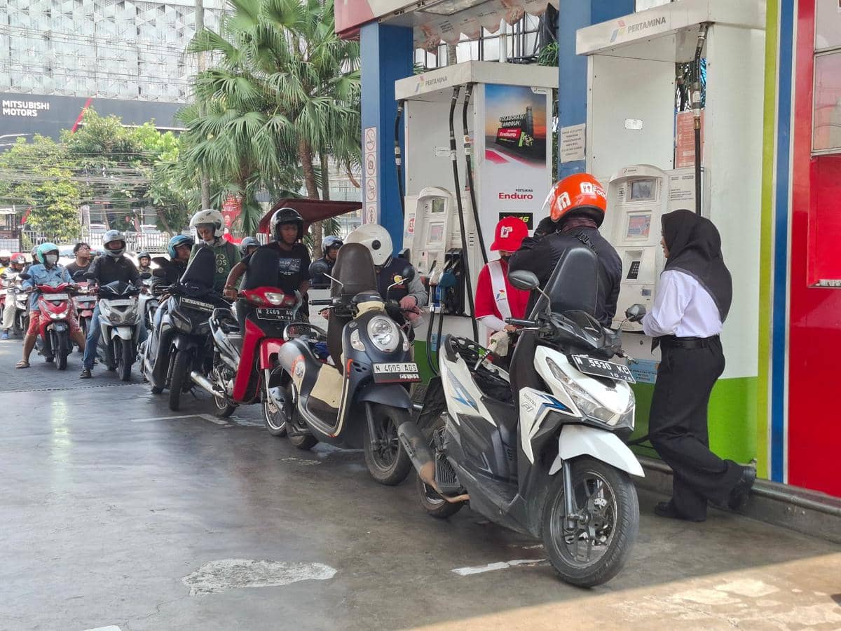 Deretan kendaraan mengantre untuk mengisi bahan bakar minyak jenis Pertalite di SPBU Ciliwung, tampak padat di area pompa.