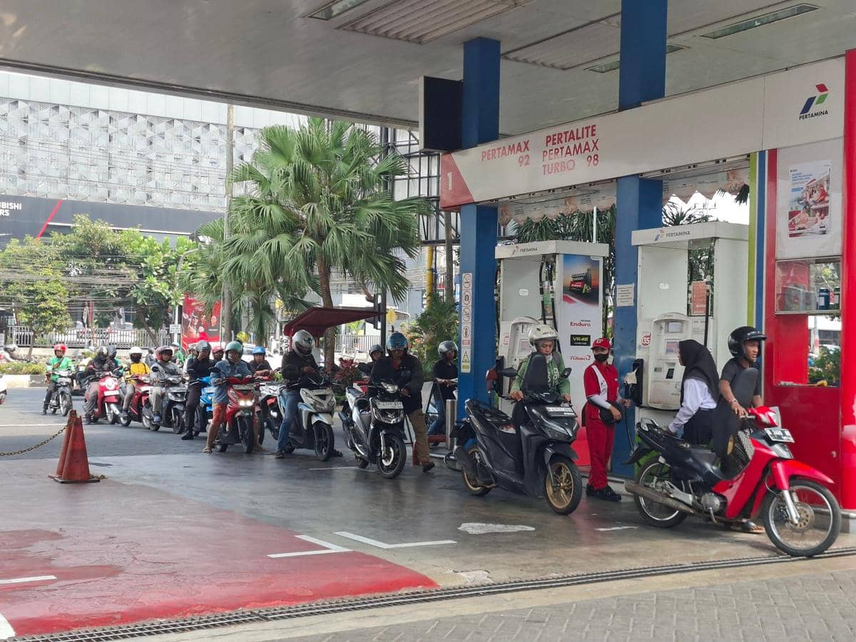 Deretan mobil dan sepeda motor mengantre mengisi BBM Pertalite di area SPBU Ciliwung, dengan petugas melayani kendaraan.