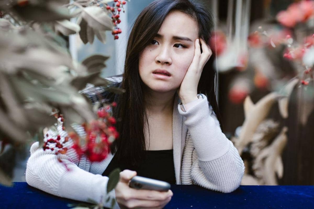 Kenapa Menunggu Kabar Orang Tersayang Bisa Menguras Mental?