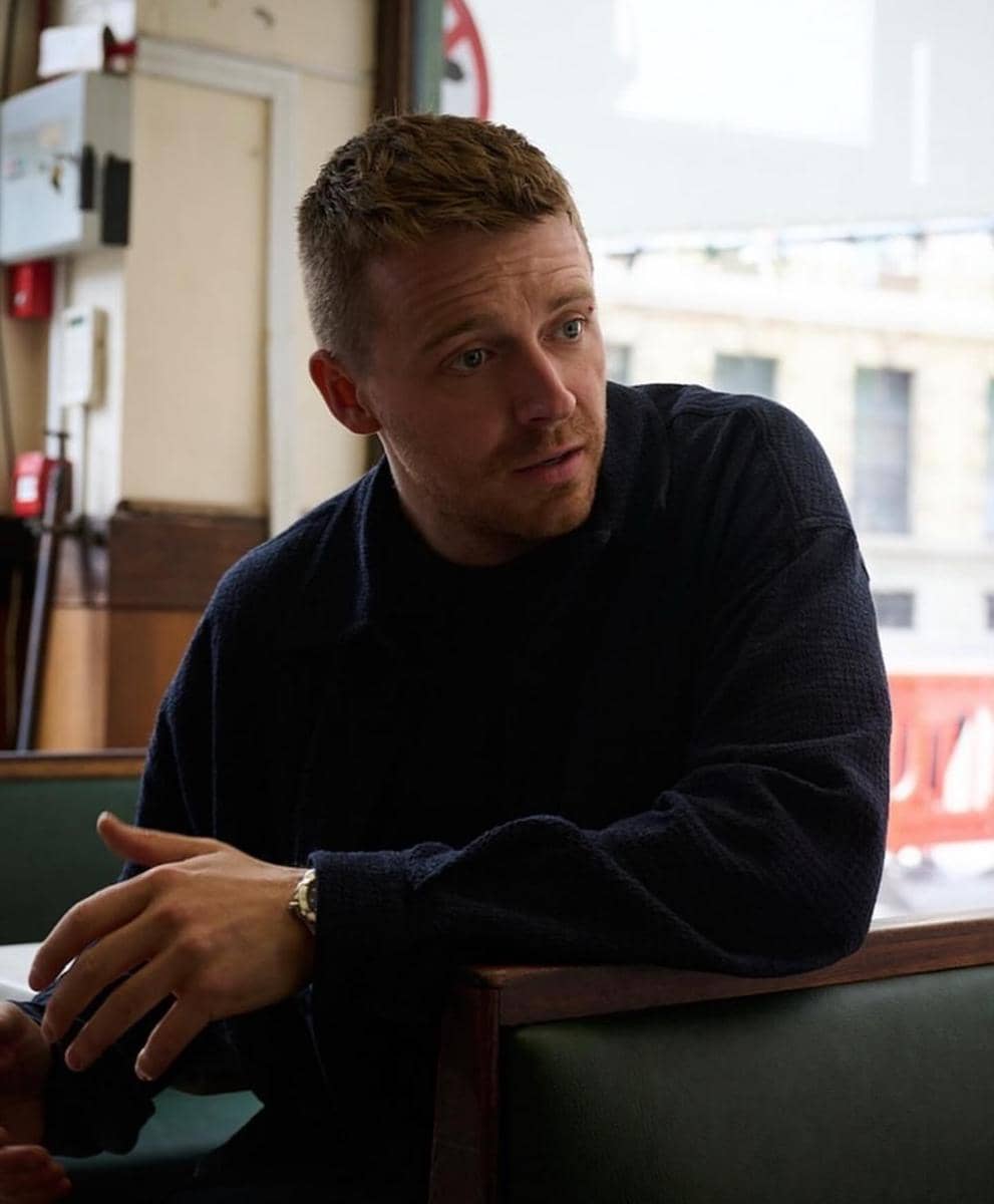Potret Jack Lowden menatap kamera dalam unggahan di akun Instagram pribadinya dengan latar sederhana.