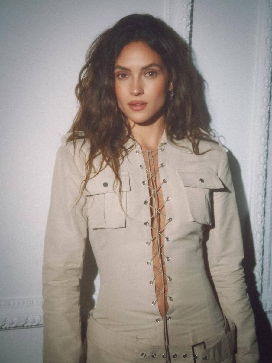 Aktris Adria Arjona tampil dalam potret yang dibagikan melalui akun Instagram pribadinya, @adriaarjona.