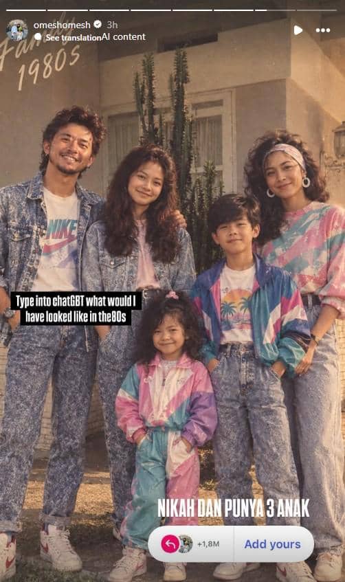 Potret seorang artis bergaya ala 1980-an dengan busana dan tata rambut bernuansa retro untuk tren foto Instagram.
