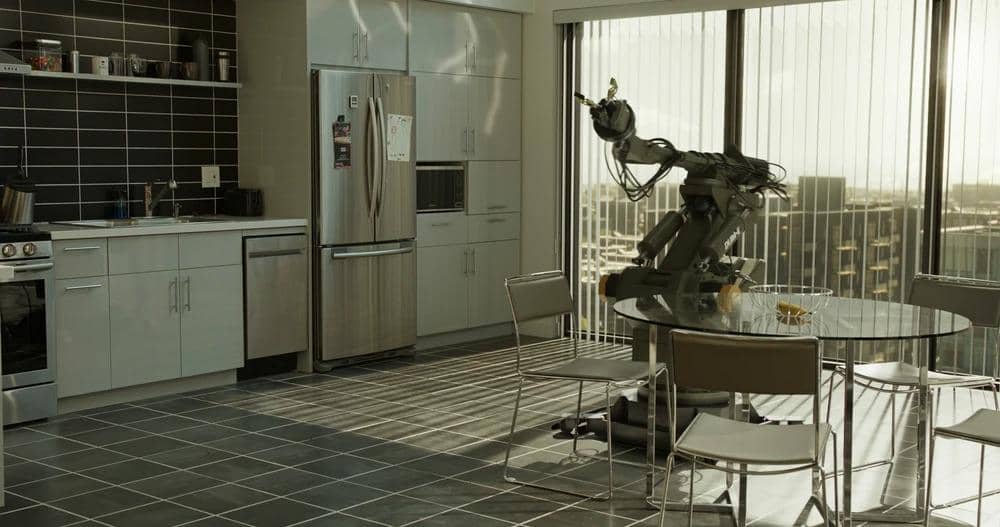 Robot DUM-E berwarna putih dan merah dari Marvel Studios dalam adegan film Spider-Man: No Way Home tersebut.