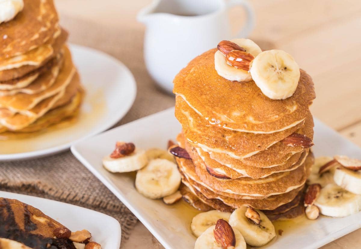 ilustrasi salted caramel hojicha pancake 