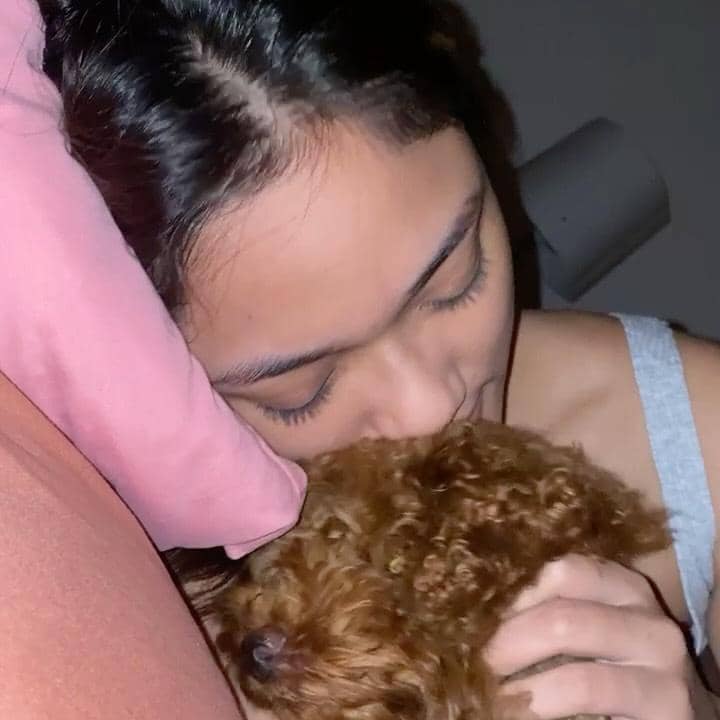 Marion Jola bersama Adelana, anjing peliharaannya, dalam kenangan yang diunggah di akun Instagram pribadinya.