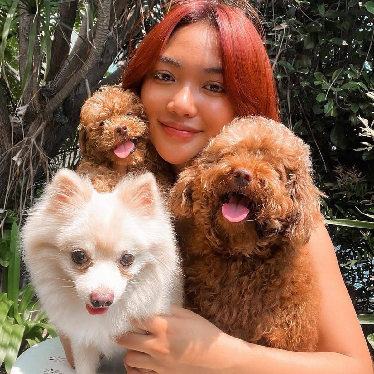 Marion Jola berpose bersama anjing peliharaannya, Adelana, dalam kenangan sebelum anjing tersebut mati.