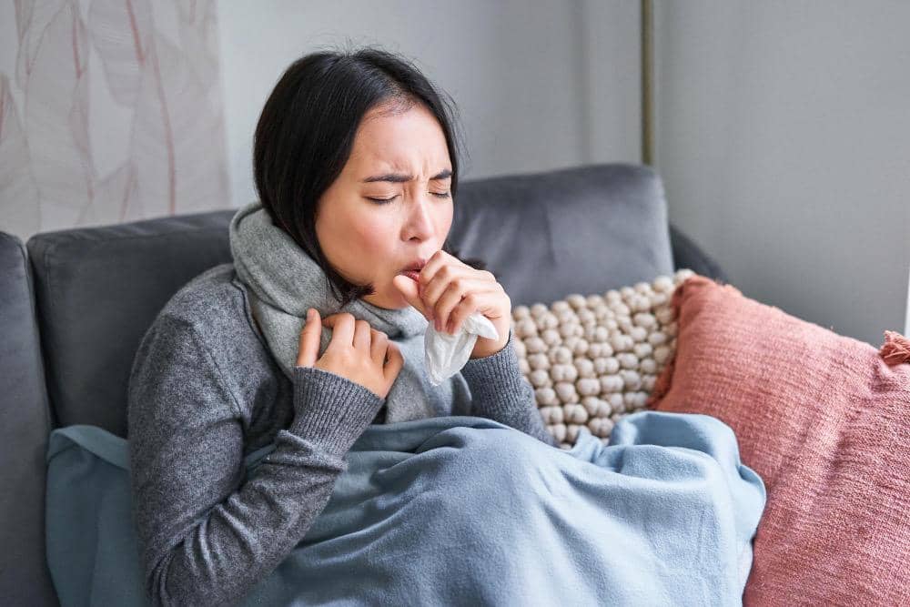 Seorang perempuan yang mengalami batuk kering