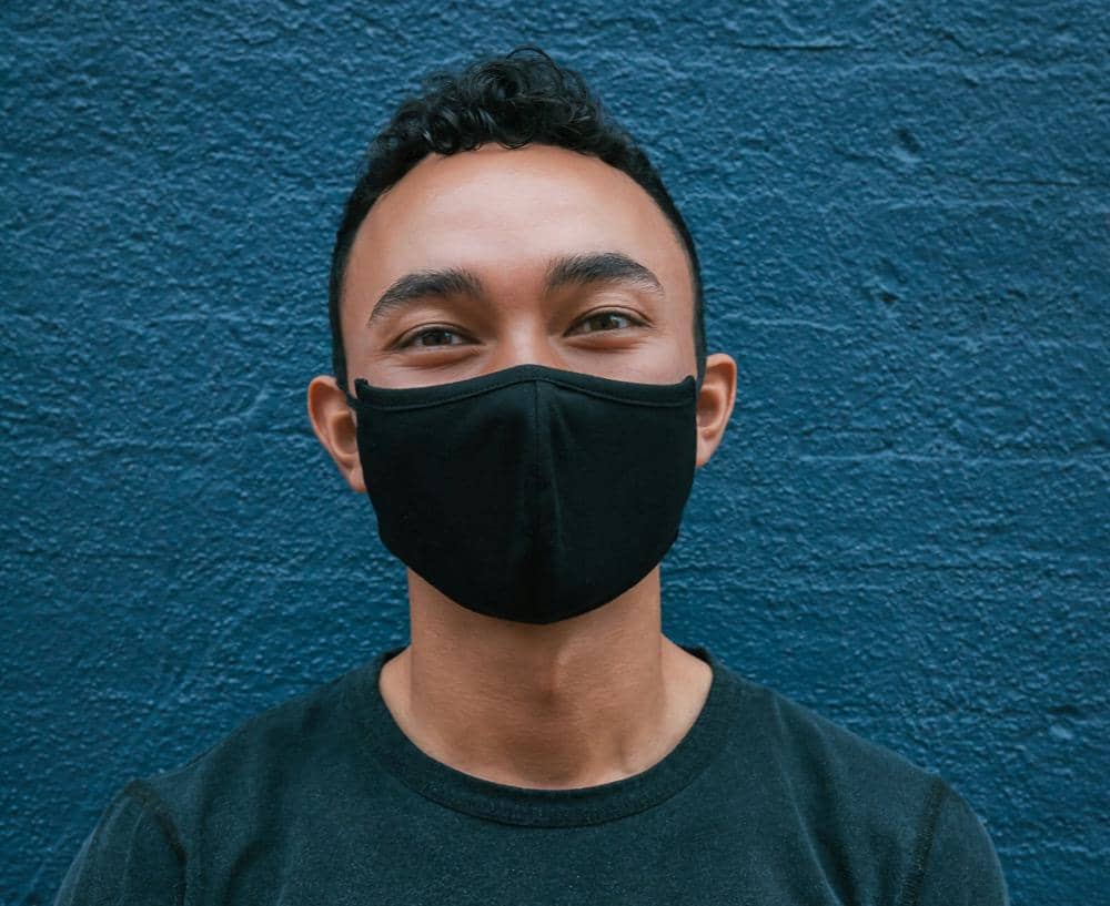 Seorang pria memakai masker untuk menghindari paparan abu vulkanik