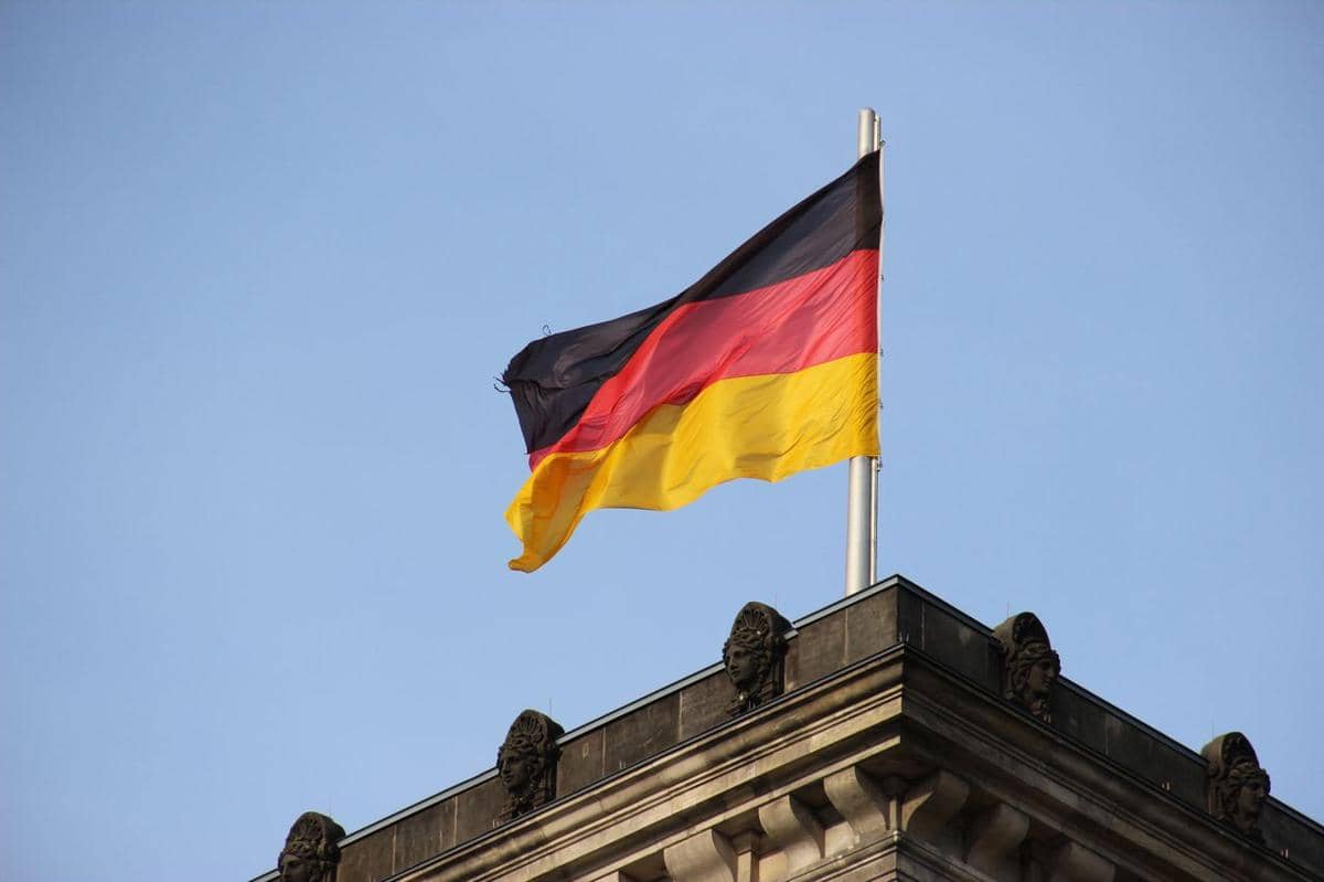 Bendera Jerman sedang berkibar.